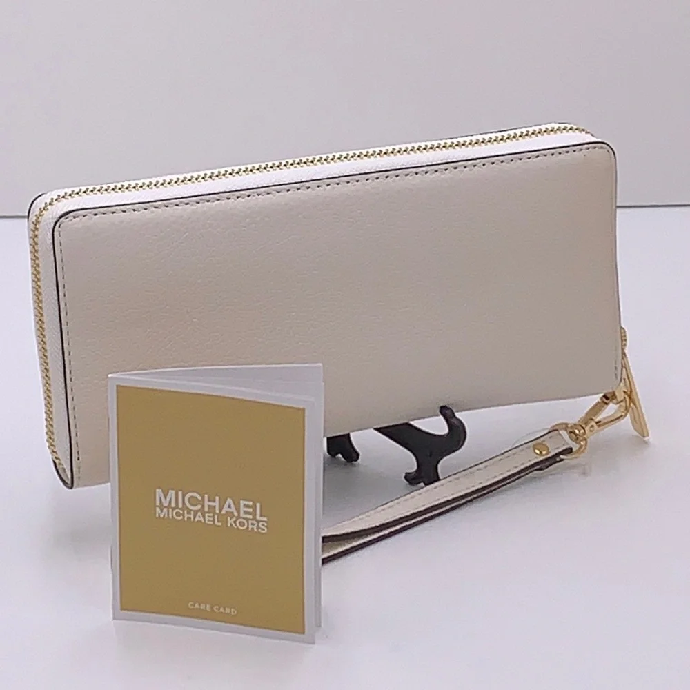 MICHAEL KORS LARGE TRAVEL CONTINENTAL WRISTLET WALLET OPTIC WHITE COLOR
NWT - Picture 3 of 16